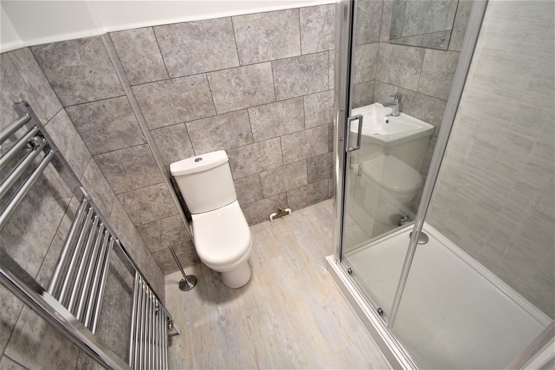 Bed 7 bathroom